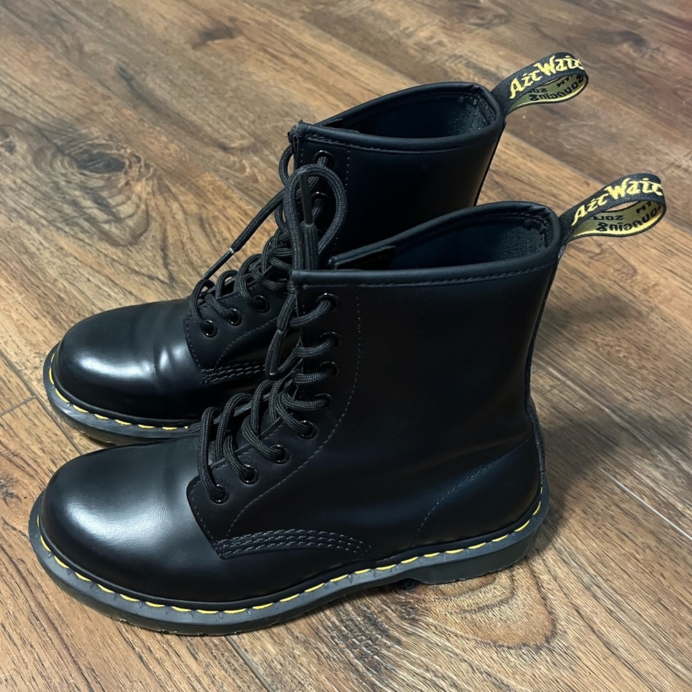 1460 Women’s Smooth Leather Lace Up Boots